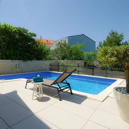 Slanica With A Swimming Pool For 6 Guests *