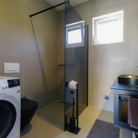 Slanica With A Swimming Pool For 6 Guests *