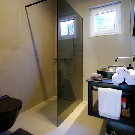 Slanica With A Swimming Pool For 6 Guests * Murter